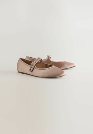 Bailarinas en satin rosa suave, con punta redondeada, una correa decorativa con un anillo de metal y una suela plana.