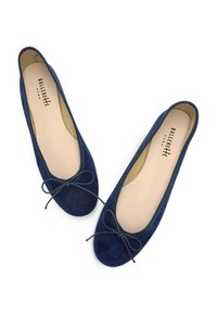 Ballerines en suede marine à bout rond, avec un petit nœud décoratif et un intérieur beige. Design élancé avec une bordure élastique le long de l'ouverture.