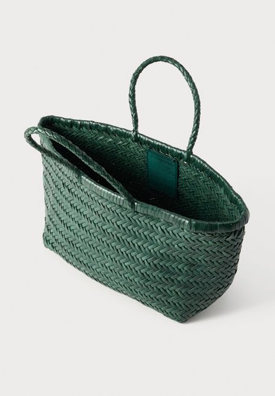 Πράσινο πλεκτό καλάθι με δύο λαβές, με υφή στην επιφάνεια και ορθογώνιο σχήμα. Το σχέδιο περιλαμβάνει μία ετικέτα στη μία πλευρά.