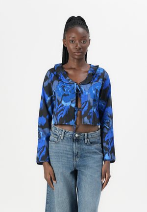 Blauwe en zwarte gebloemde cropped blouse met lange mouwen, gerimpelde halslijn en een striksluiting aan de voorkant. Draag het met high-waisted denim broek.