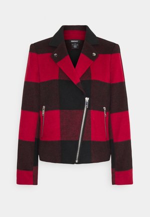 Czerwona i czarna kraciasta wełniana kurtka z czarnym kołnierzem, asymetrycznym srebrnym zamkiem błyskawicznym, dwoma pionowymi kieszeniami na zamki i guzikami na klapach.