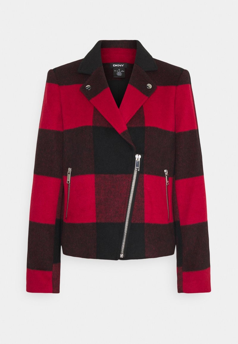 Veste en laine à carreaux rouge et noire avec col noir, fermeture éclair asymétrique en argent, deux poches verticales zippées et détails de boutons sur les revers.