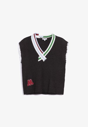 Chaleco de punto sin mangas de color oscuro con escote en V, que presenta un borde a rayas en verde, blanco y rojo y una 'M' bordada en rojo en el frente.
