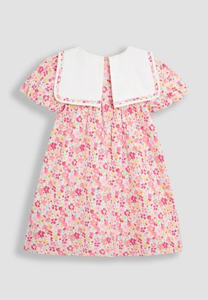 Robe fleurie avec des manches bouffantes courtes, en tissu rose avec des fleurs multicolores, détails de col blanc et taille froncée.