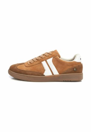 Zapatillas de ante color marrón con rayas de cuero blanco, puntera redonda y cierre de cordones. Textura suave, suela de goma y branding minimalista en el talón.