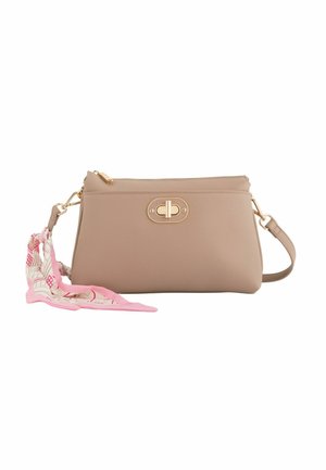 Bolso bandolera de cuero beige con cierre de giro dorado y correa desmontable, decorado con tela de patrón rosa y blanco anudada a un lado.