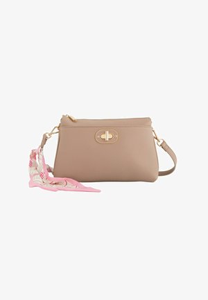 Bolso bandolera de cuero beige con cierre de giro dorado y correa desmontable, decorado con tela de patrón rosa y blanco anudada a un lado.