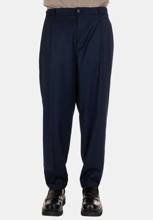 Pantaloni navy con design a gamba dritta, caratterizzati da una piega frontale, chiusura con bottone e zip, e tasche laterali; texture liscia.