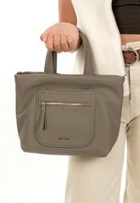 Hallika tekstuuriga nahast käekott, millel on topeltkäepidemed, esiküljel tõmblukuga tasku ja kuldsed detailid. Kompaktne disain sobib igapäevaseks kasutamiseks.