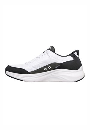 Weißer und schwarzer Sneaker mit niedrigem Schaft, gesteppte Seiten, Schnürverschluss, dicke gewölbte Sohle und abgesteppten Details.