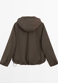 Braune Kapuzenjacke mit langen Ärmeln und elastischem Kordelzug am Saum, von hinten auf weißem Hintergrund gezeigt.