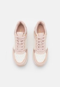 Sneaker mit einem gemusterten weißen Textiloberteil, rosa Lederakzenten und goldenen Hardware-Elementen. Runde Zehenform, Schnürverschluss und gepolsterter Knöchelbereich.