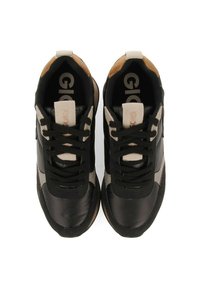 Baskets noires et beiges avec des matériaux en cuir et textile, conception à bout rond et textures contrastées. Équipées de lacets épais noirs et d'insoles avec logo.