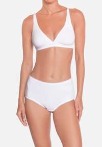 Ensemble de sous-vêtements blancs composé d'un bralette triangulaire doux avec des fines bretelles et d'une culotte taille haute, tous deux en un mélange de coton lisse.