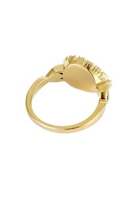 Anello in oro con una montatura texturizzata e un bordo scallopato, fascetta liscia e superficie lucida. La vista posteriore mostra dettagli di lavorazione chiari.