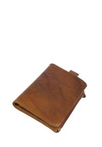 Portafoglio in pelle marrone con una texture liscia, chiusura con zip e logo impresso. Forma rettangolare compatta. Dotato di una piccola linguetta per una presa facile.