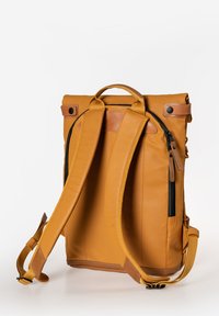 Gelber Leder-Rucksack mit verstellbaren Trägern, Tragegriff oben, Außenreißverschlussfach und kontrastierenden braunen Akzenten. Glatte Textur.