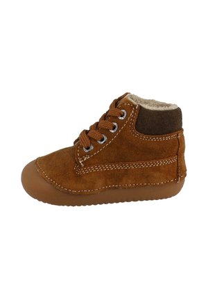 Botte en daim marron avec une semelle en caoutchouc, des lacets et une doublure intérieure douce et de couleur claire. Présente des coutures contrastantes et un col rembourré.