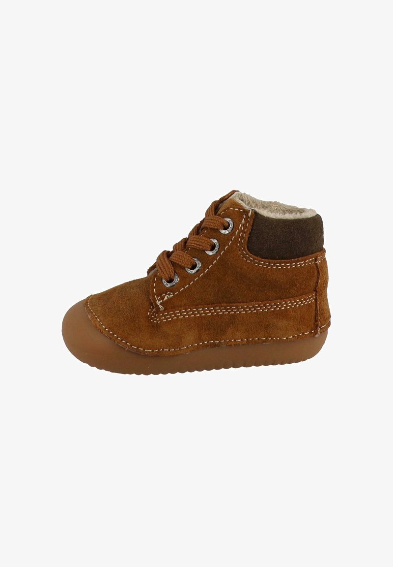 Botte en daim marron avec une semelle en caoutchouc, des lacets et une doublure intérieure douce et de couleur claire. Présente des coutures contrastantes et un col rembourré.