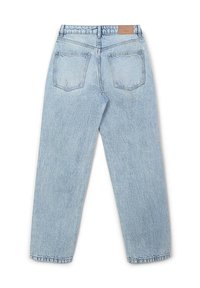 Jean en denim bleu clair avec une coupe droite, des coutures visibles et des poches arrière. Comprend une étiquette en cuir au niveau de la taille.