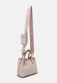 Sac à main à carreaux beige et rose avec deux anses et une large bandoulière amovible, comprenant une petite pochette zippée et le logo GUESS.