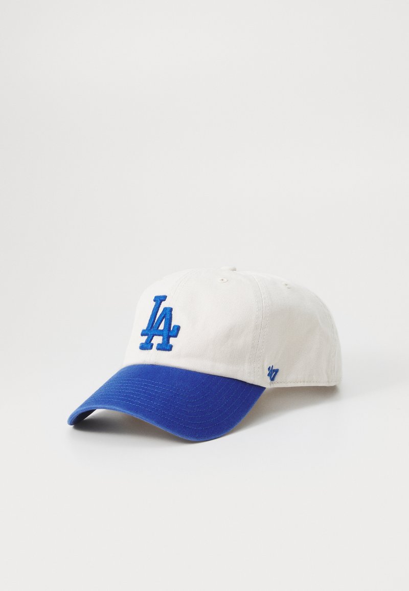 Hvit bomullskappe med en blå buet skjerm, som har et brodert blått "LA"-logo foran og et lite logo på siden.