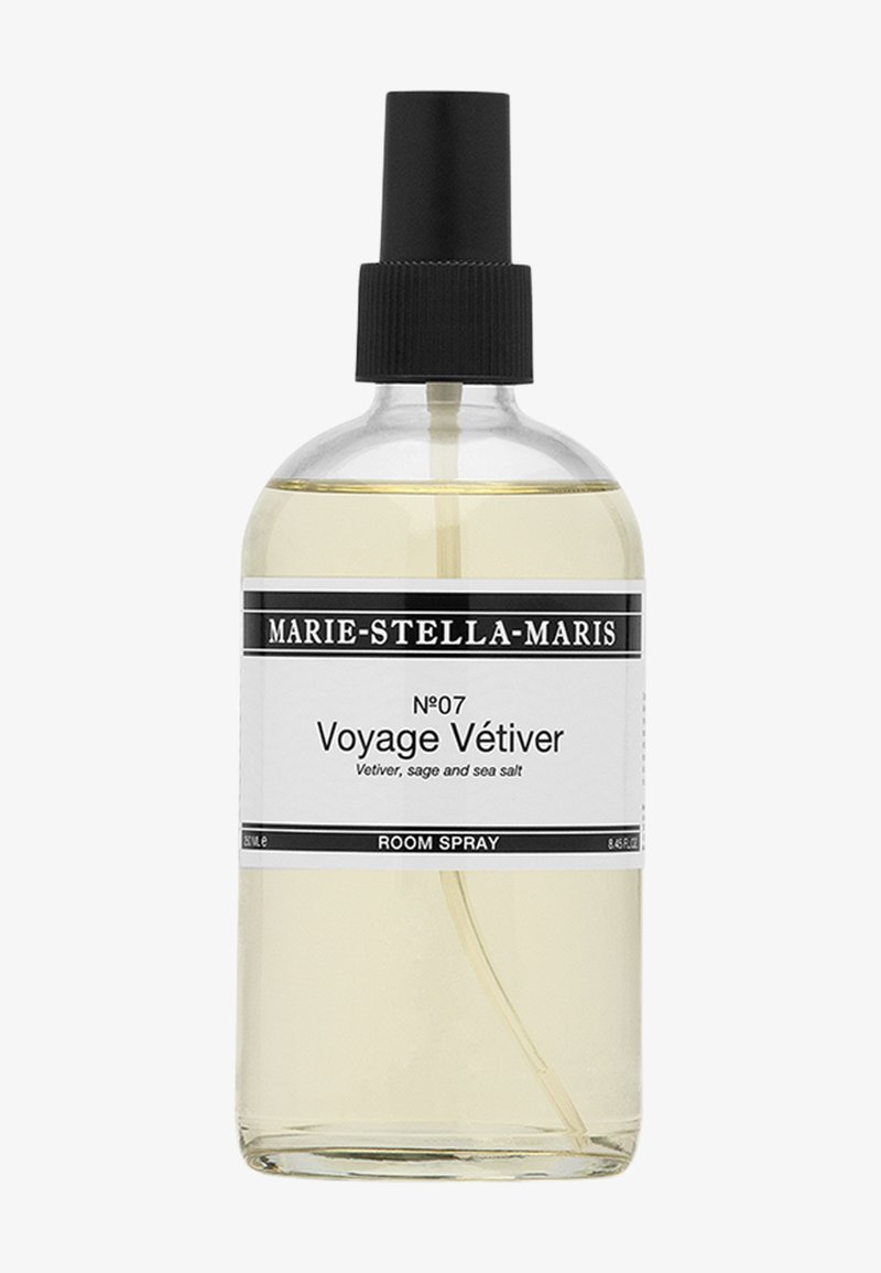 Flacon pulvérisateur en plastique transparent étiqueté "Marie-Stella-Maris Voyage Vétiver", spray d'ambiance parfumé au vétiver, à la sauge et au sel marin.
