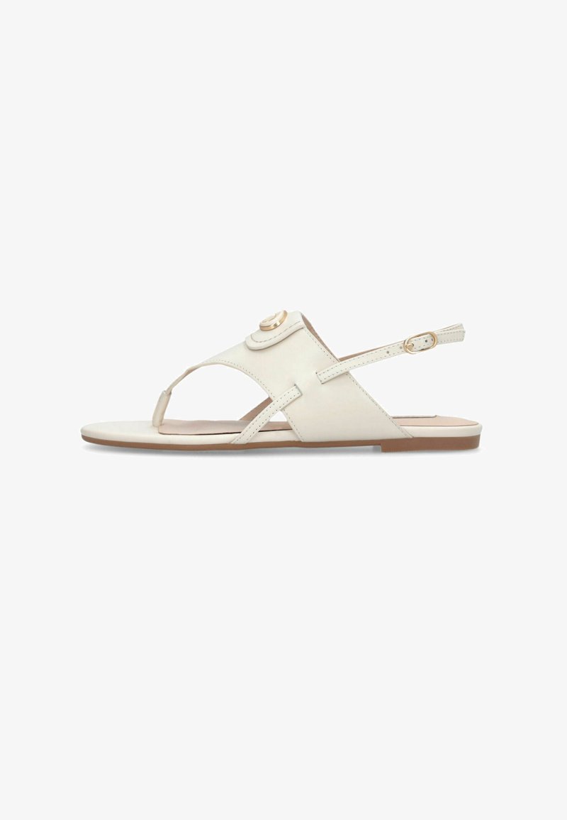 Sandale en cuir beige clair avec un design à bout ouvert, une bride à boucle et un accent circulaire doré. Semelle plate avec des détails minimalistes.