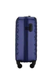 Maleta rígida en azul marino con un acabado texturizado. Presenta un doble cierre y cuatro ruedas negras para mayor movilidad.