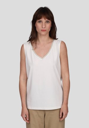 Débardeur blanc sans manches avec un décolleté en V doté d'une bordure subtile, en matière de coton douce, offrant une coupe décontractée et une texture lisse.
