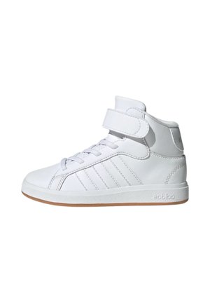 Sneaker alte bianche in pelle sintetica con suola in gomma, dotate di una fascia in velcro e sei strisce diagonali sul lato.
