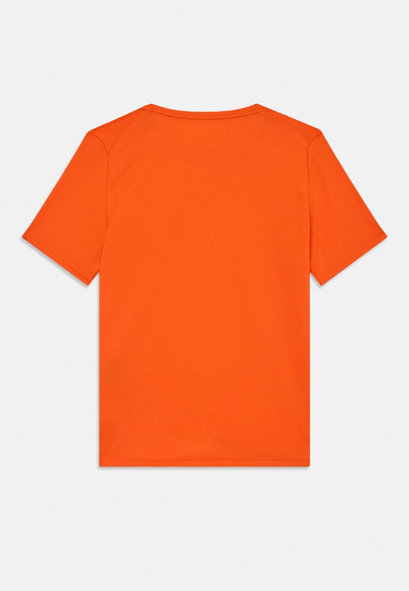 T-shirt à manches courtes de couleur orange vif, en tissu doux ; doté d'un col rond et d'ourlets bien cousus.