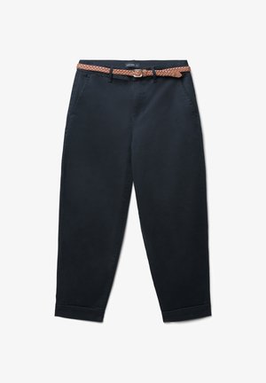 Dunkelblaue Stoffhose mit einem geflochtenen braunen Gürtel, schmal zulaufenden Beinen, Seitentaschen und umgeschlagenen Säumen. Etikett: Calliope.