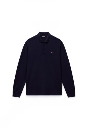 Tengerészkék hosszú ujjú galléros póló három gombbal és egy kis piros, fehér és kék hímzett logóval a bal mellrészen.