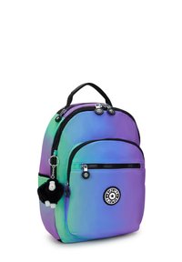 Ryggsäck i en gradient av grönt och lila, gjord av nylon. Har svarta dragkedjor, en cirkulär logotyp och en svart nyckelring i form av ett djur som accent.