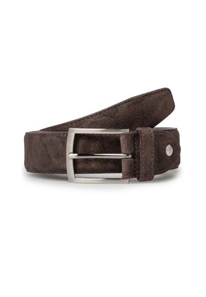 Dunkelbrauner Wildledergürtel mit rechteckiger silberner Metallschnalle und kleinem rundem Metalllogo nahe der Schlaufe.