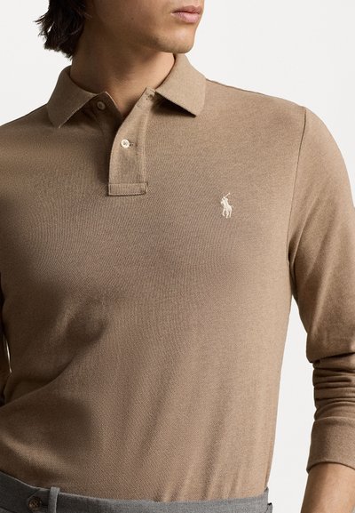 Bruine lange mouwen polo shirt gemaakt van gestructureerde stof met een klassieke kraag en een klein geborduurd logo op de borst.