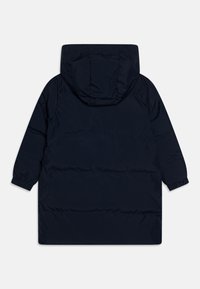 Marineblå polstret jakke med hætte, med lige snit, elastiske manchetter og vandrette quiltede sektioner. Glat stoffets tekstur.