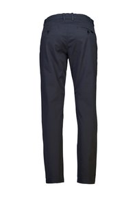 Pantaloni blu scuro realizzati in un tessuto intrecciato. Presentano un design slim fit, due tasche posteriori con chiusura a bottone e una texture liscia.