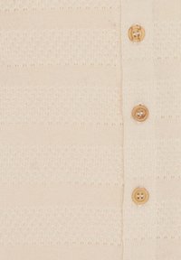 Hellbeige gestricktes Oberteil mit horizontalen Streifen und Holzknöpfen zum Schließen. Verfügt über ein strukturiertes Muster und ein offenes Gewebe.
