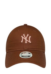 Braune verstellbare Mütze mit aufgesticktem rosa NY-Logo, gebogenem Schirm und texturiertem Stoff, versehen mit Logo und Größenaufkleber auf der Vorderseite.