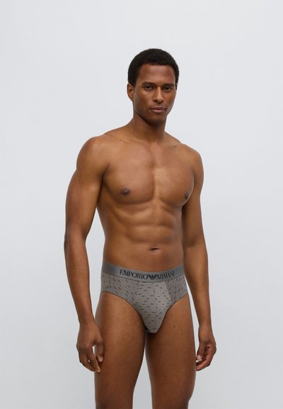 Γκρι ανδρικά εσώρουχα Emporio Armani με σχέδιο, διαθέτουν μαύρη μέση και εφαρμοστή γραμμή, κατασκευασμένα από μαλακό, ελαστικό ύφασμα.