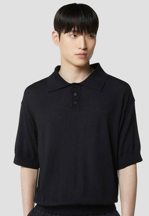 MCM, MCM X WE THE BEST POLO MIT LOGO-STICKEREI - Polo - black