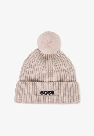 Bonnet d'hiver tricoté beige clair avec un revers plié, un pompon duveteux sur le dessus et "BOSS" brodé en noir à l'avant.