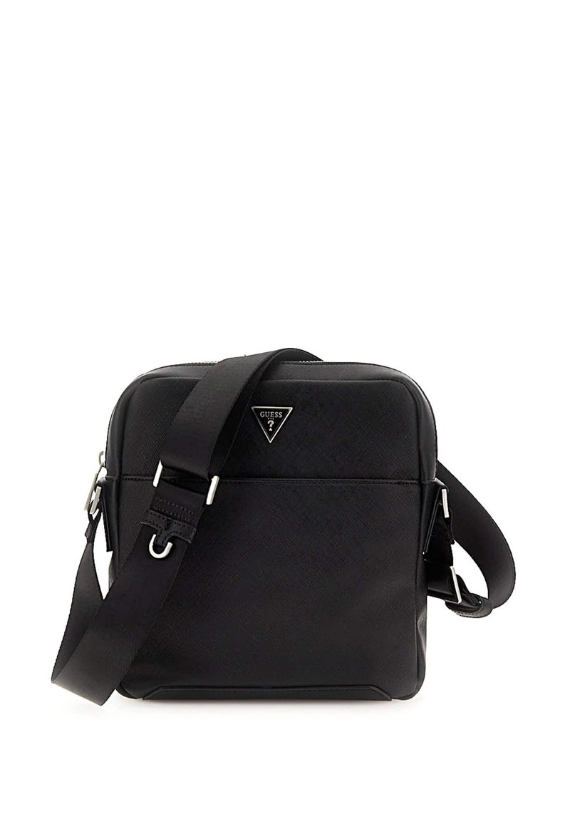 Bolsa cruzada negra hecha de material sintético texturizado. Presenta una correa ajustable y un logotipo triangular en la parte frontal. Forma cuadrada.