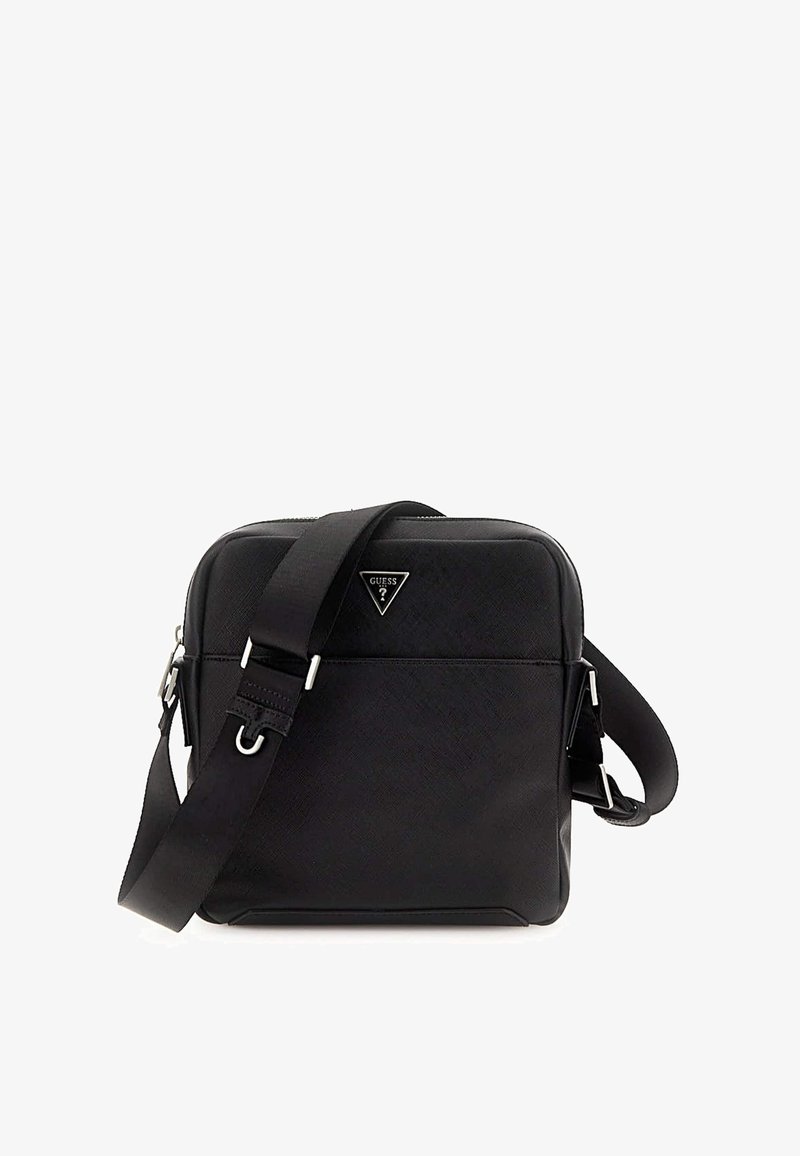 Schwarze Umhängetasche aus strukturiertem synthetischem Material. Verfügt über einen verstellbaren Gurt und ein dreieckiges Logo auf der Vorderseite. Quadratische Form.