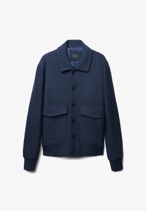 Veste en laine bleu marine avec un col, cinq boutons, deux grandes poches avant et des poignets et un ourlet côtelés. Tissu texturé.