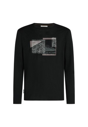 Černé tričko s dlouhým rukávem s geometrickými a konturovými vzory přes tlumený krajinný motiv na hrudi.