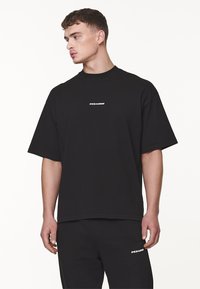 Pegador - LOGO BOXY TEE UNISEX - T-shirt basic - washed black/white gum Miniatuurafbeelding 1