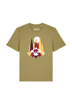 Olivgrünes Kurzarm-T-Shirt mit geometrischem Design eines Bären, Bergen, hohen Bäumen und einer Sonne in Gelb-, Orange- und Lilatönen.